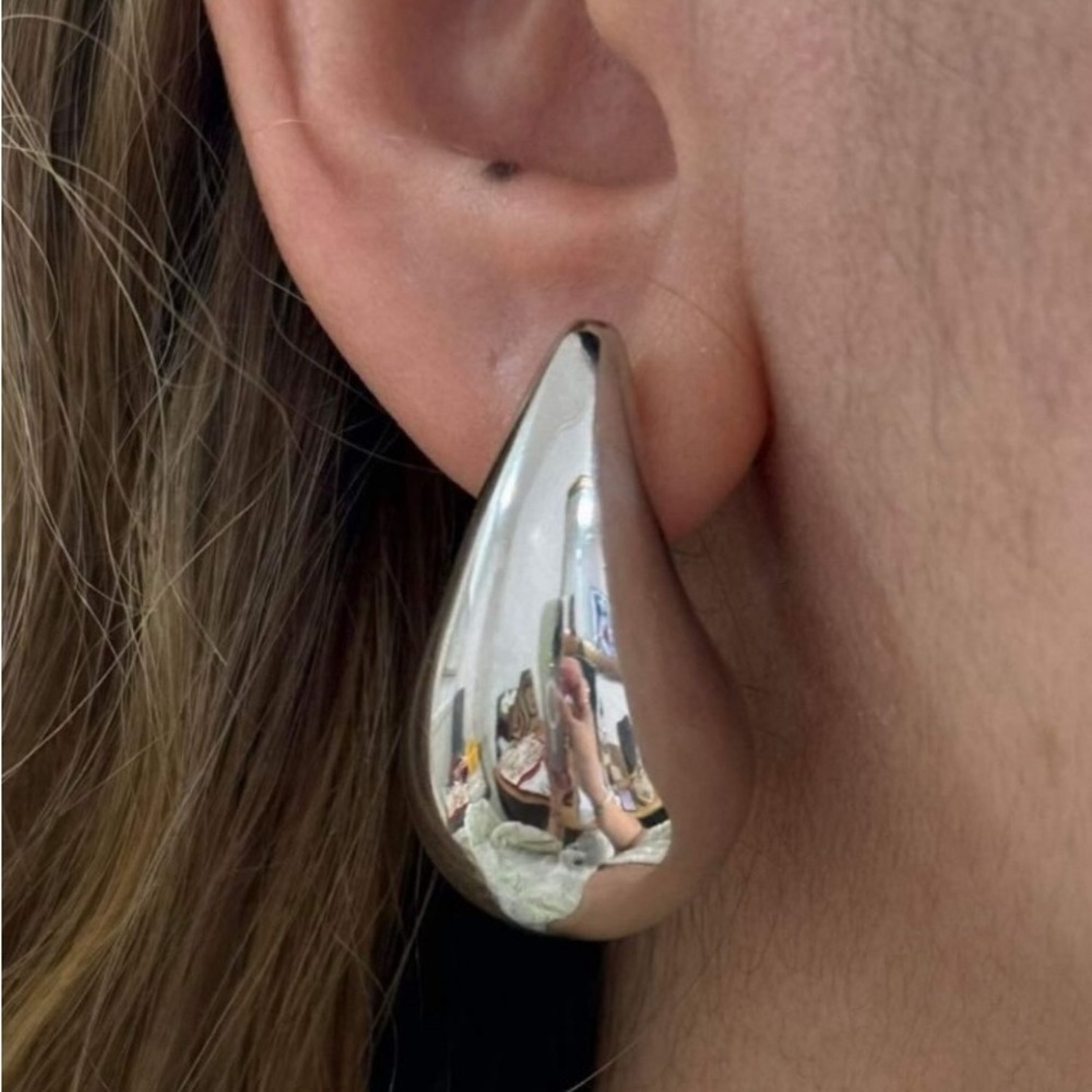 18karat Solid white Gold Teardrop ( LARGE)